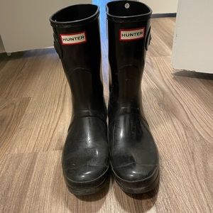 Hunter shiny black women’s original short rain boots & boot socks. Size 10